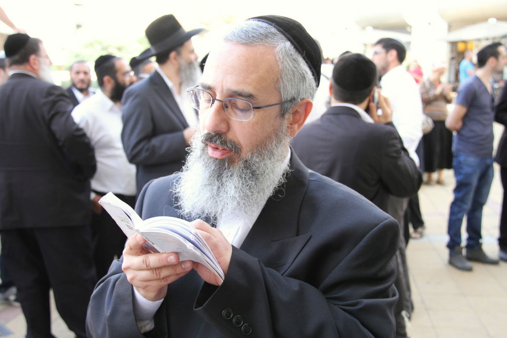 צפו: תלמידי הרב אברג'ל מתפללים בבית המשפט