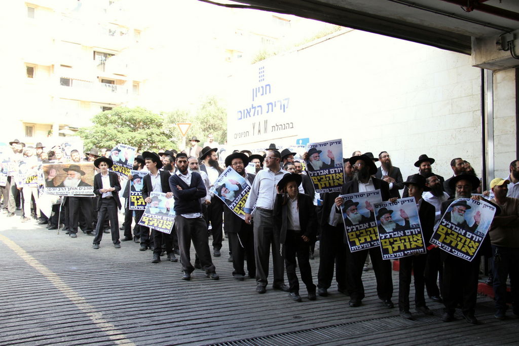 צפו: תלמידי הרב אברג'ל מתפללים בבית המשפט