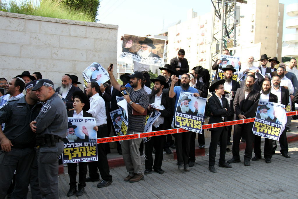 צפו: תלמידי הרב אברג'ל מתפללים בבית המשפט