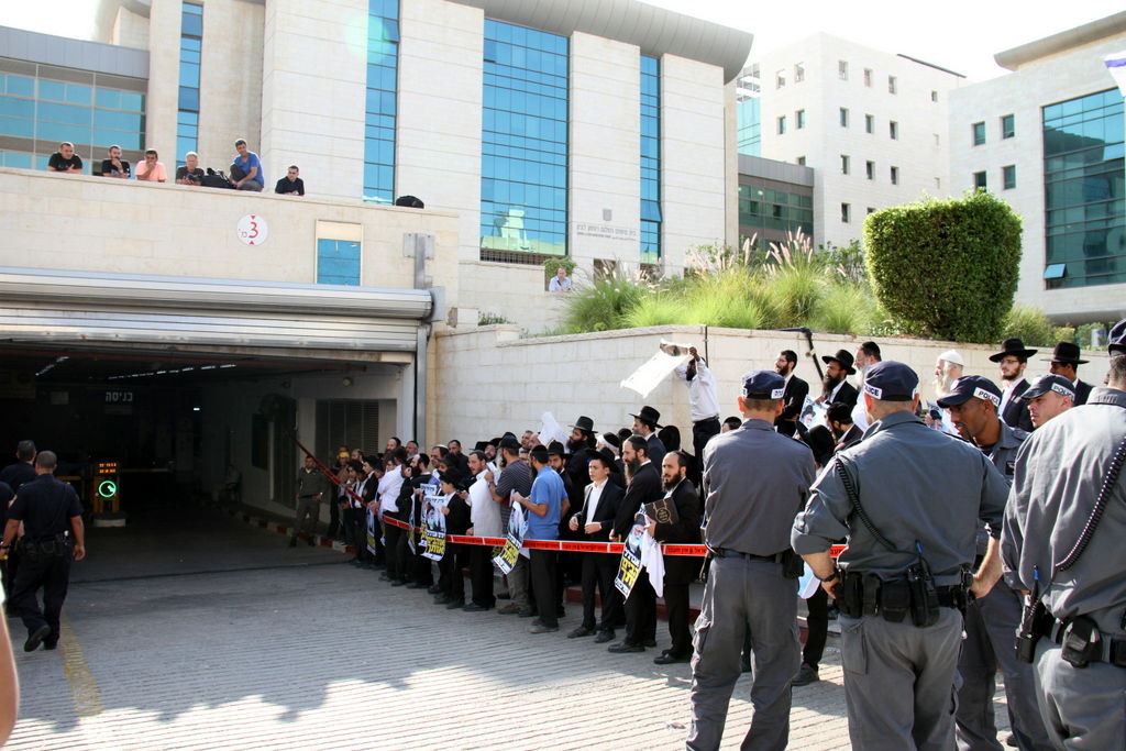 צפו: תלמידי הרב אברג'ל מתפללים בבית המשפט