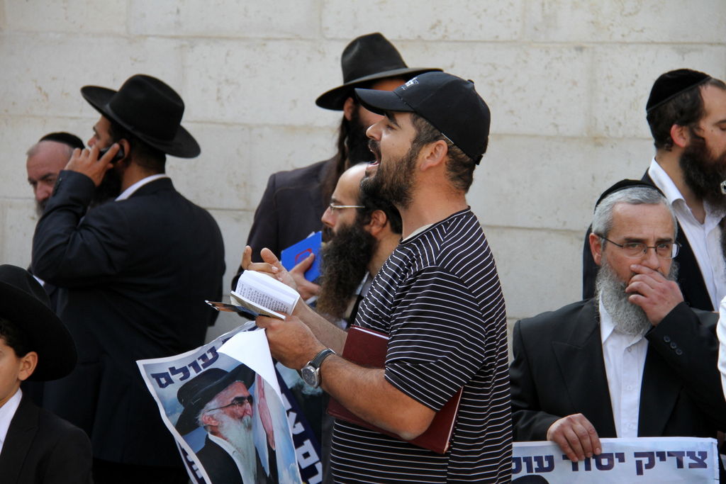 צפו: תלמידי הרב אברג'ל מתפללים בבית המשפט