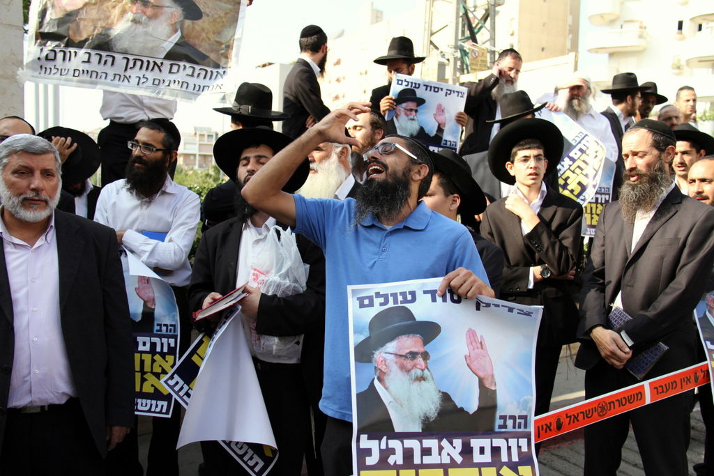 צפו: תלמידי הרב אברג'ל מתפללים בבית המשפט