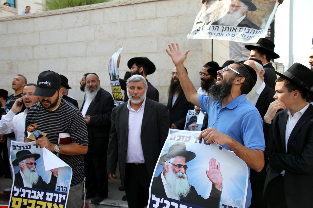 צפו: תלמידי הרב אברג'ל מתפללים בבית המשפט