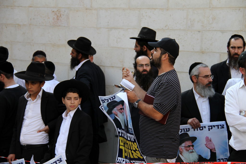 צפו: תלמידי הרב אברג'ל מתפללים בבית המשפט