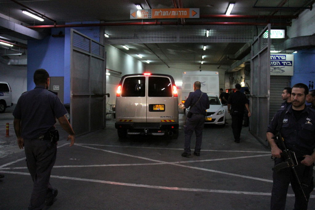 צפו: תלמידי הרב אברג'ל מתפללים בבית המשפט