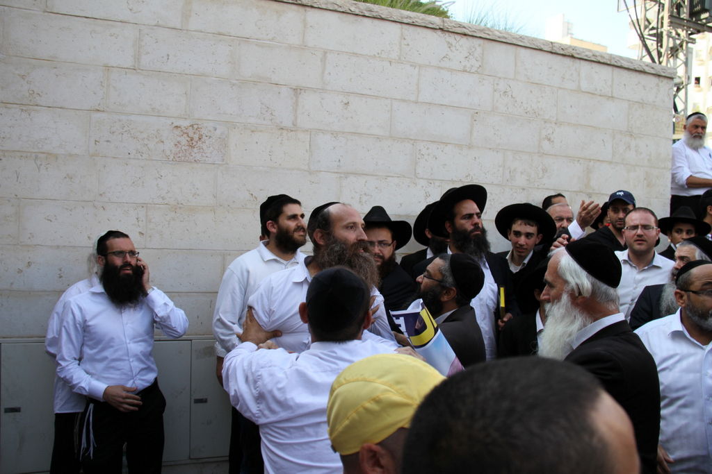 צפו: תלמידי הרב אברג'ל מתפללים בבית המשפט