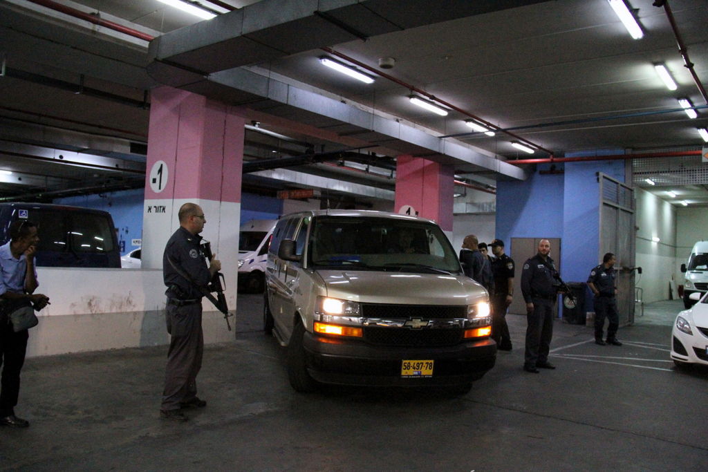 צפו: תלמידי הרב אברג'ל מתפללים בבית המשפט