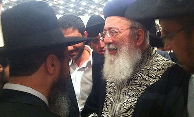 צפו באחדות: הרב עמאר רוקד בחתונת הנכדה