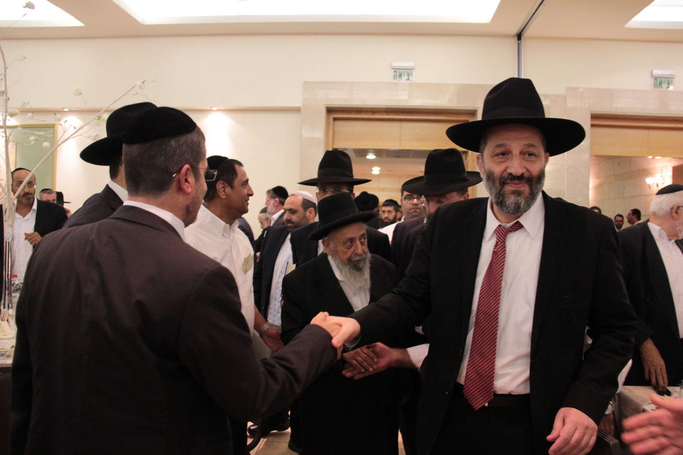 ש"ס מתייצבת מאחורי הרב אברג'ל:  "מחזקים את ידיו"