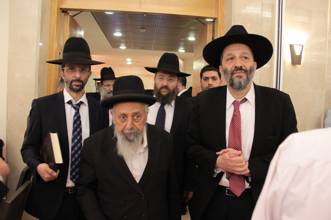 ש"ס מתייצבת מאחורי הרב אברג'ל:  "מחזקים את ידיו"