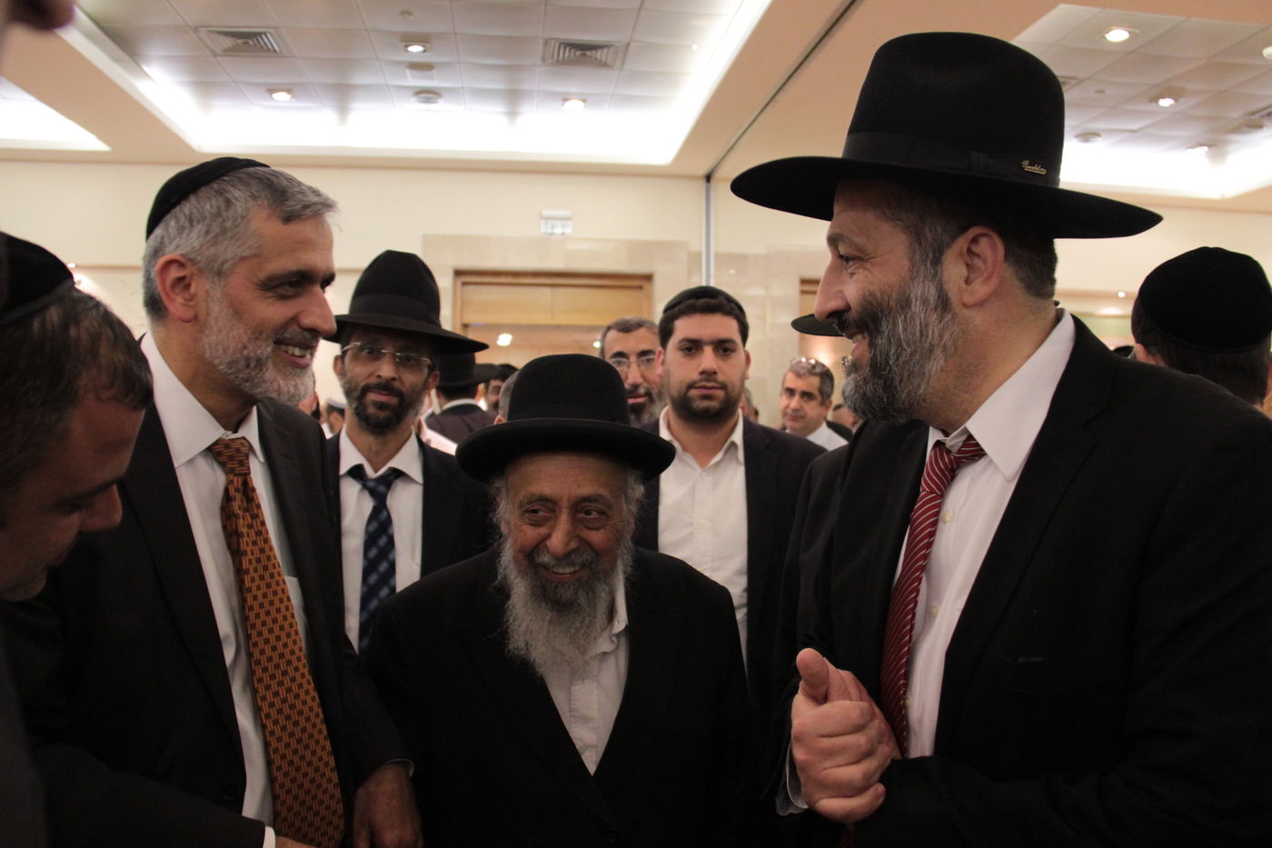 ש"ס מתייצבת מאחורי הרב אברג'ל:  "מחזקים את ידיו"