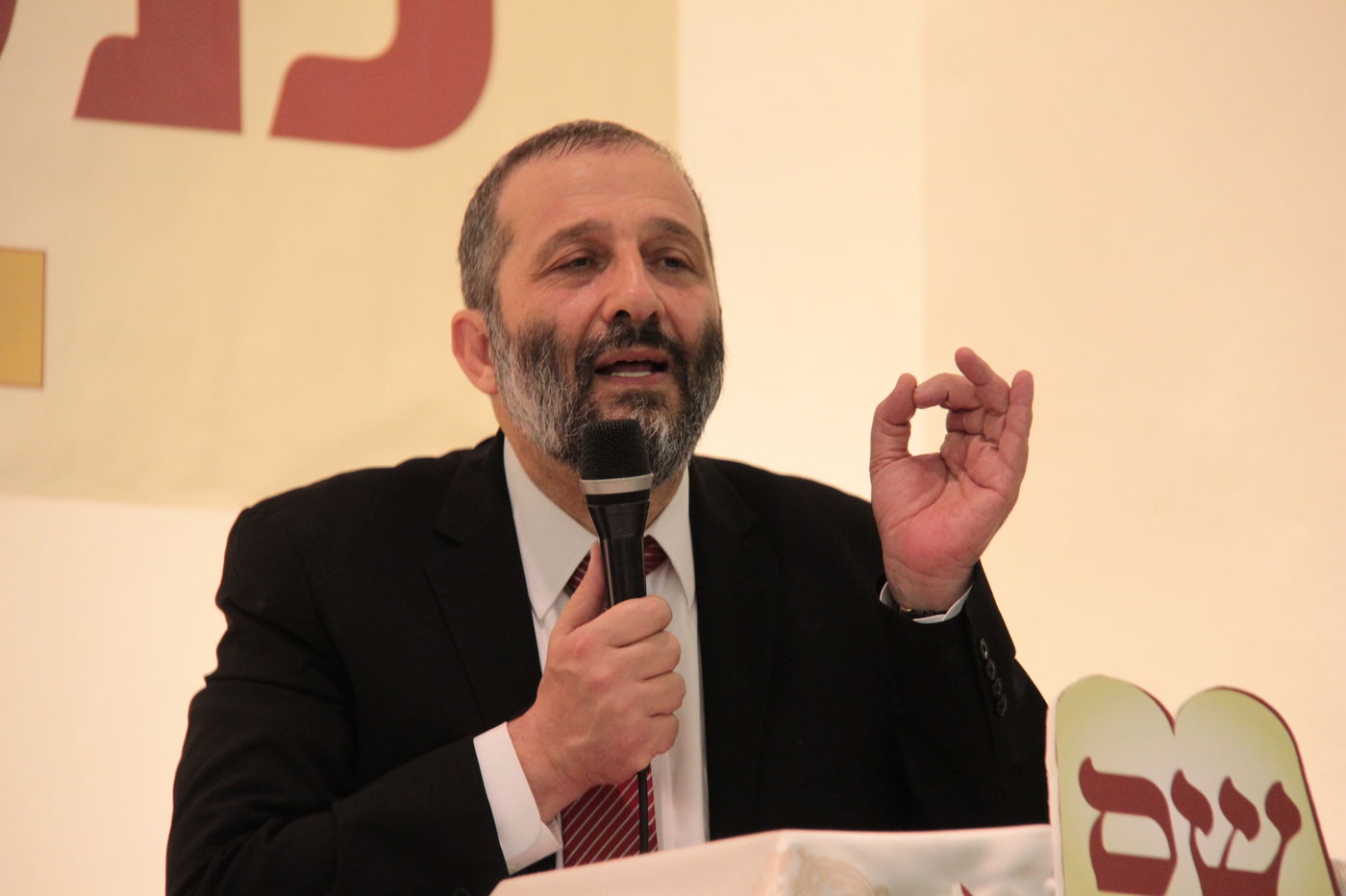 ש"ס מתייצבת מאחורי הרב אברג'ל:  "מחזקים את ידיו"