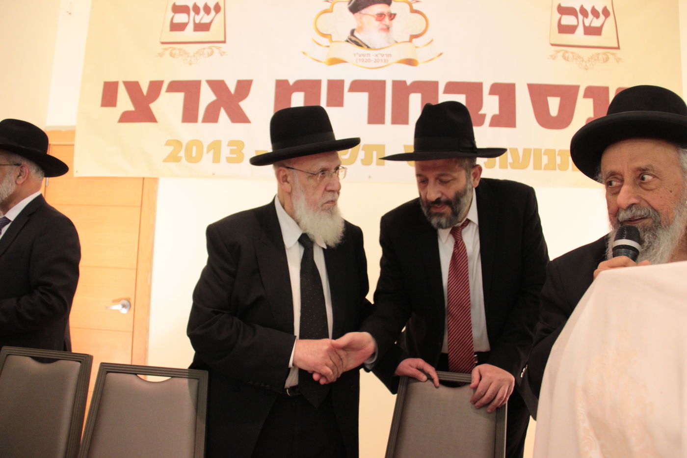 ש"ס מתייצבת מאחורי הרב אברג'ל:  "מחזקים את ידיו"