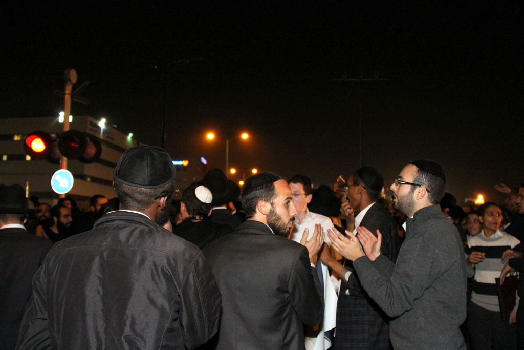 צפו: אוהדי הרב יורם אברג'ל מפגינים