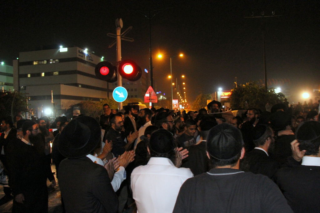 צפו: אוהדי הרב יורם אברג'ל מפגינים