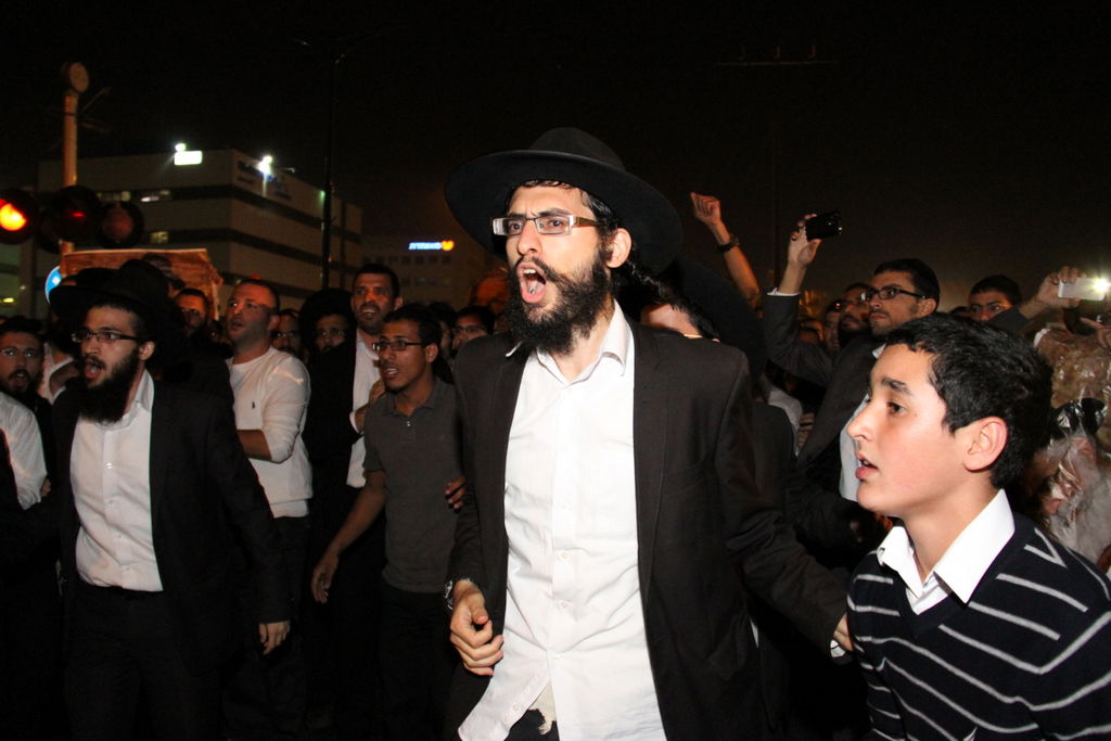 צפו: אוהדי הרב יורם אברג'ל מפגינים