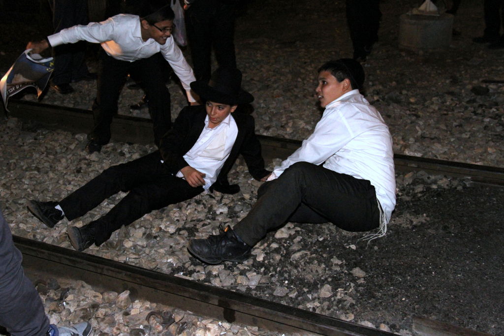 צפו: אוהדי הרב יורם אברג'ל מפגינים