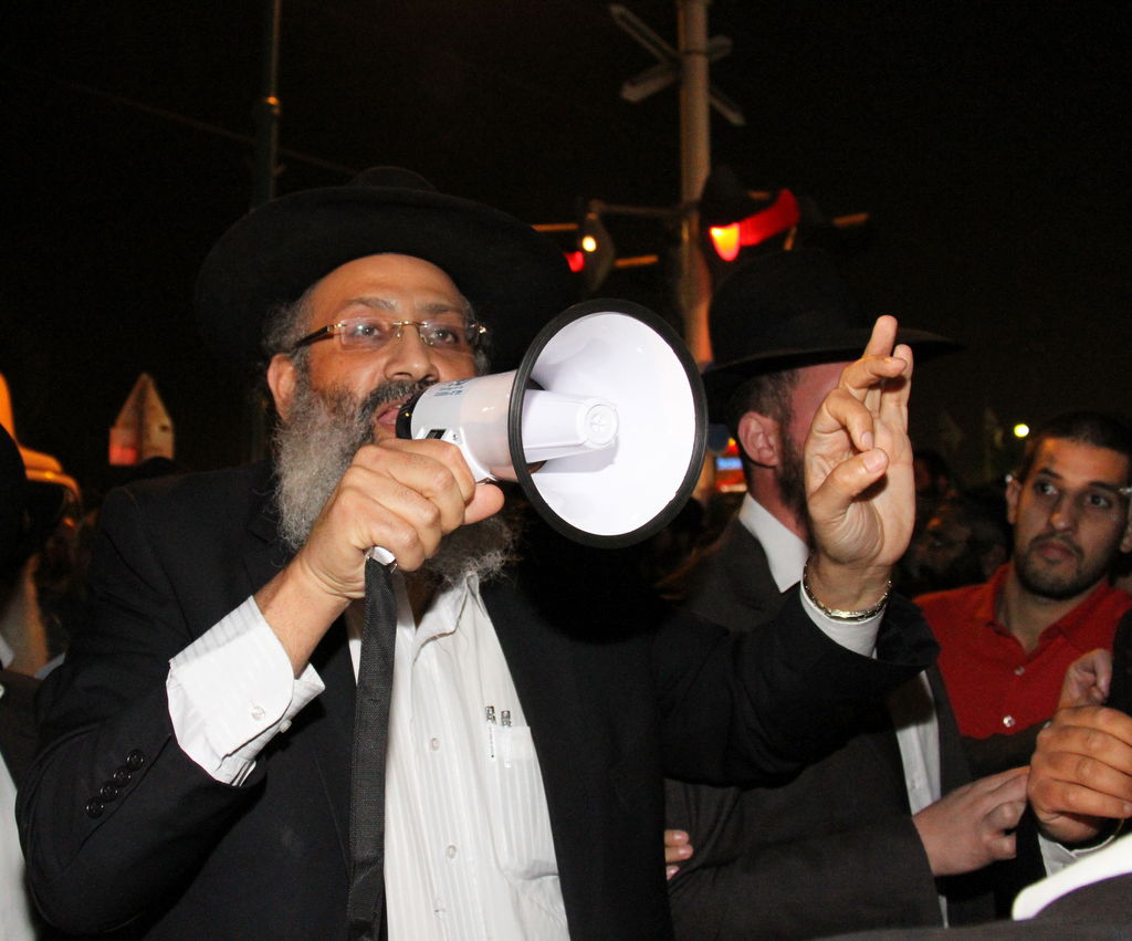 צפו: אוהדי הרב יורם אברג'ל מפגינים