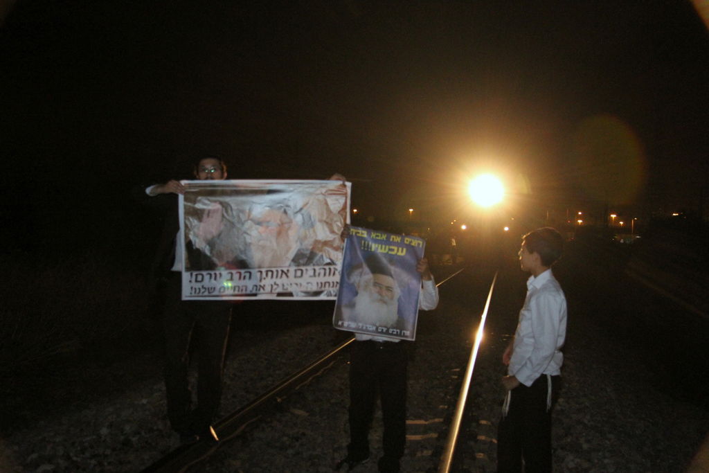 צפו: אוהדי הרב יורם אברג'ל מפגינים