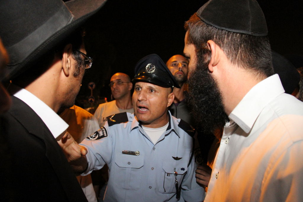 צפו: אוהדי הרב יורם אברג'ל מפגינים