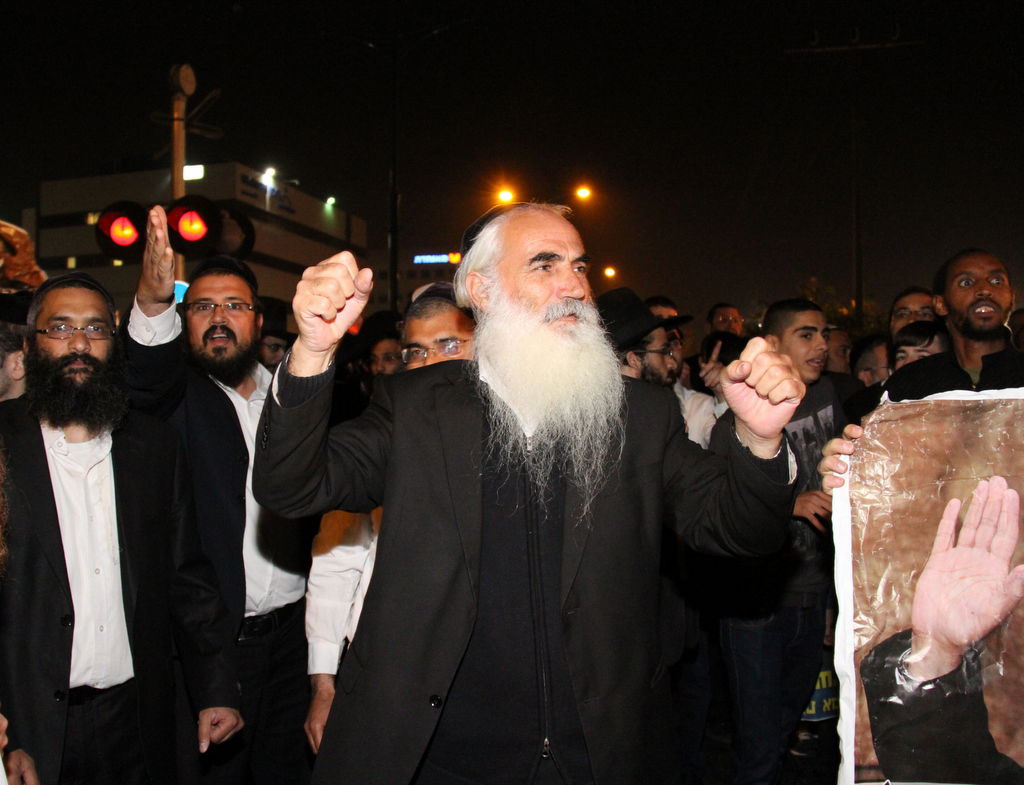 צפו: אוהדי הרב יורם אברג'ל מפגינים