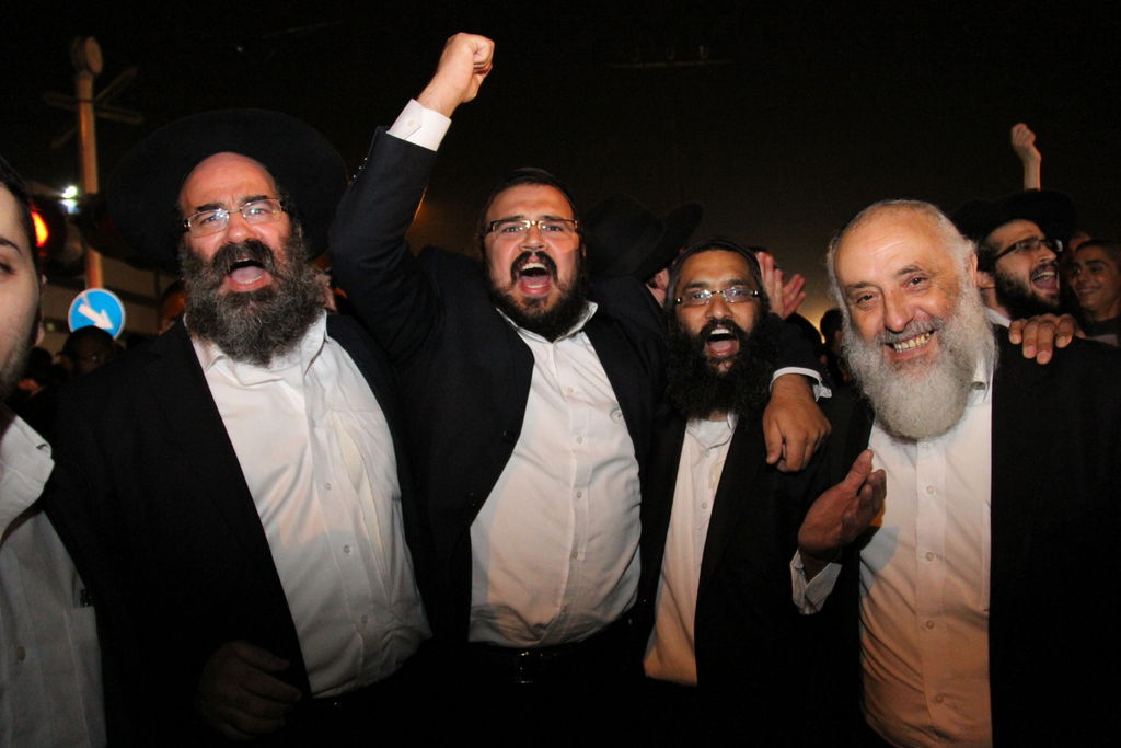 צפו: אוהדי הרב יורם אברג'ל מפגינים