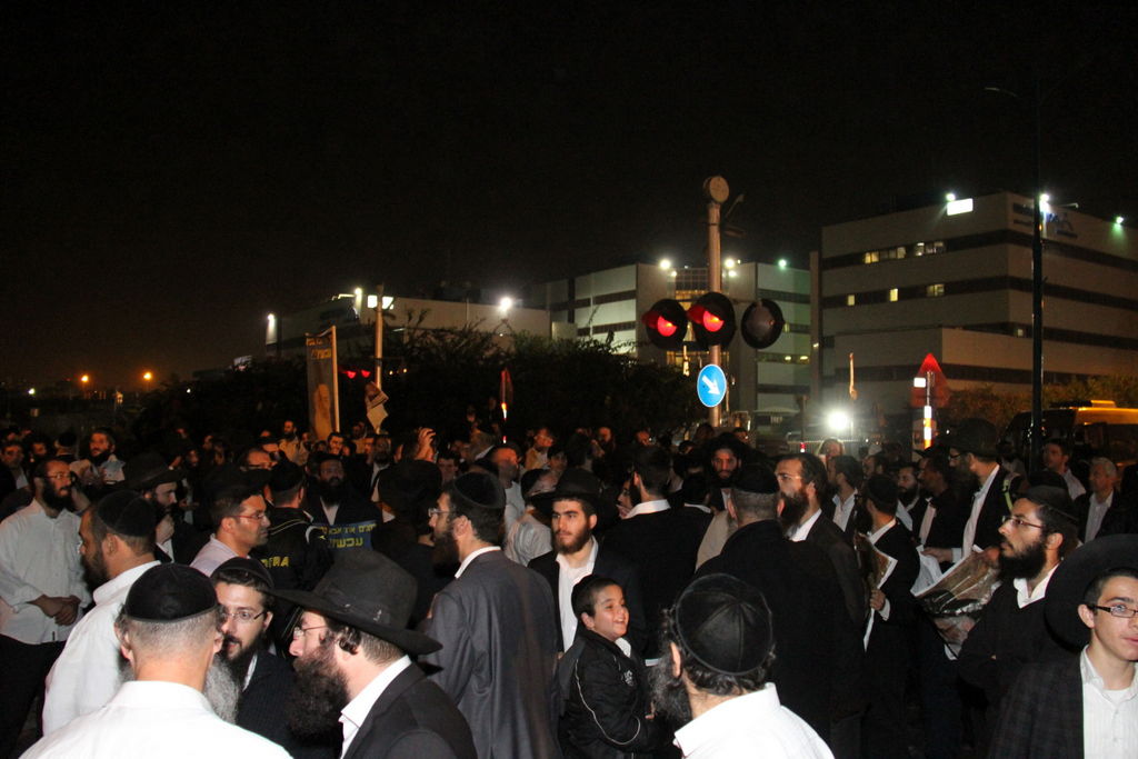 צפו: אוהדי הרב יורם אברג'ל מפגינים