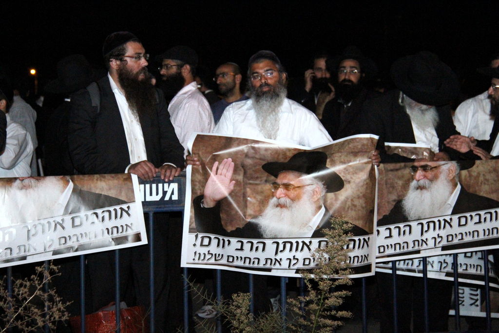 צפו: אוהדי הרב יורם אברג'ל מפגינים