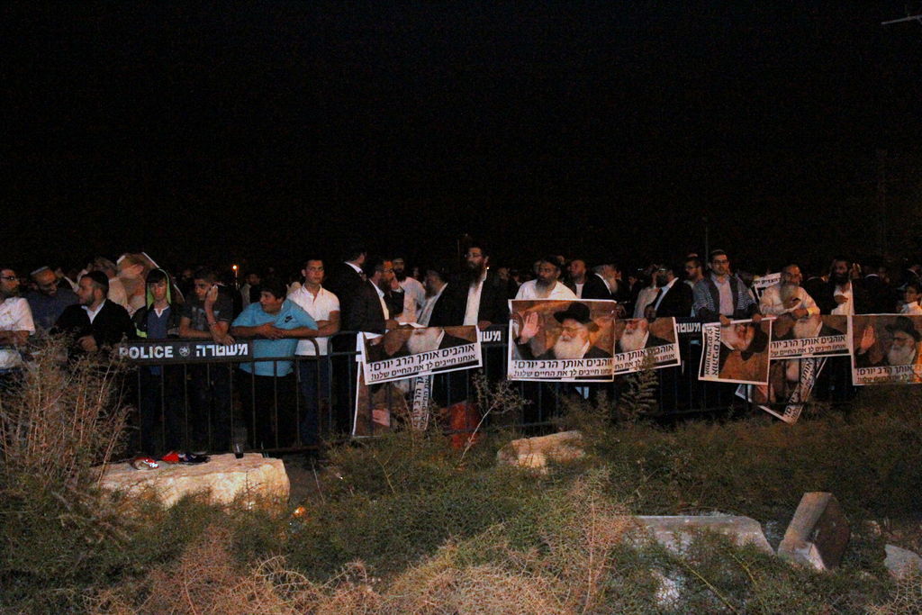 צפו: אוהדי הרב יורם אברג'ל מפגינים