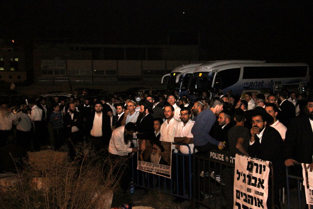 צפו: אוהדי הרב יורם אברג'ל מפגינים