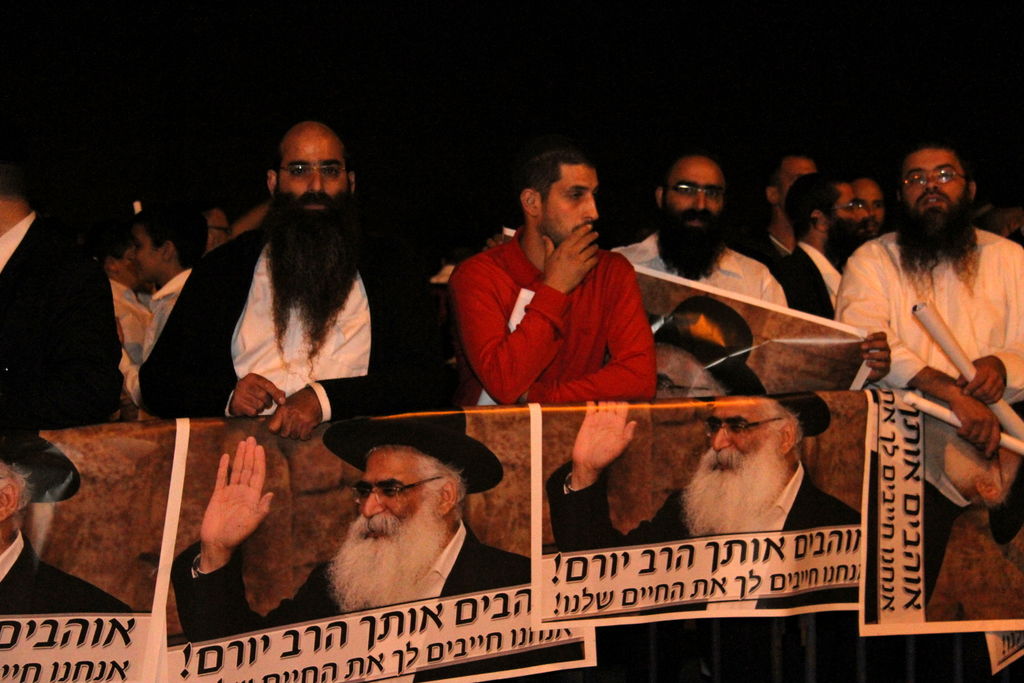 צפו: אוהדי הרב יורם אברג'ל מפגינים