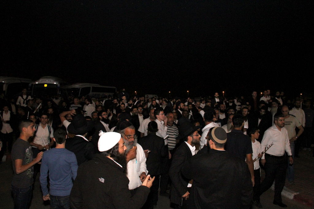 צפו: אוהדי הרב יורם אברג'ל מפגינים