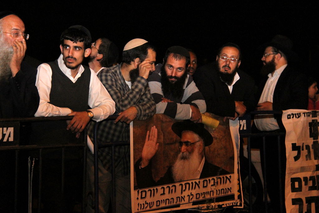 צפו: אוהדי הרב יורם אברג'ל מפגינים