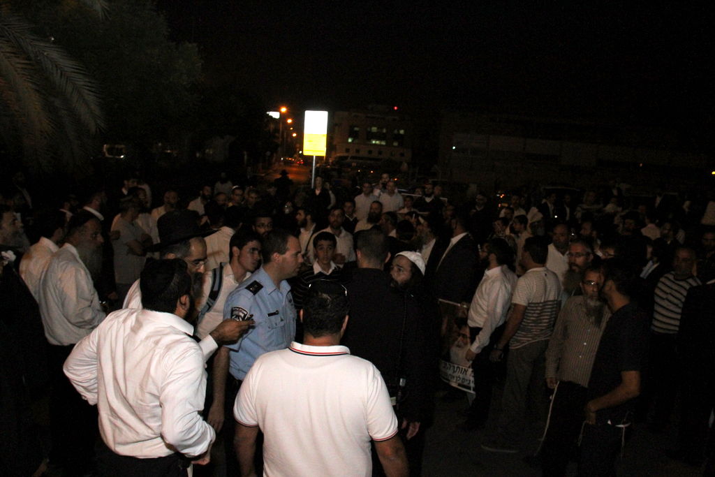 צפו: אוהדי הרב יורם אברג'ל מפגינים