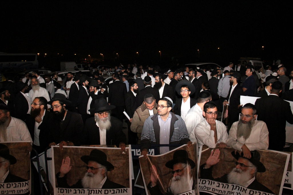 צפו: אוהדי הרב יורם אברג'ל מפגינים