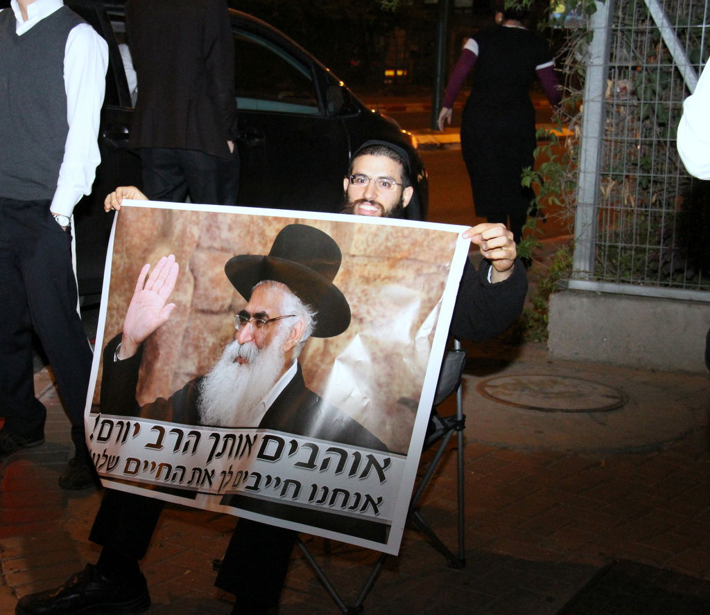 צפו: אוהדי הרב יורם אברג'ל מפגינים