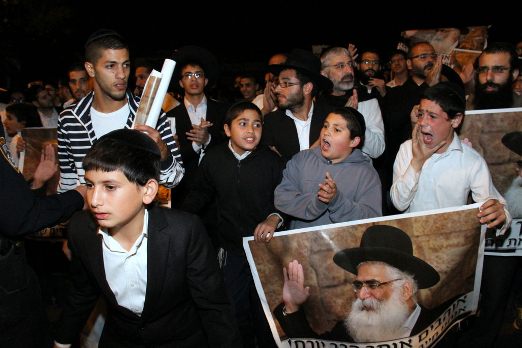 צפו: אוהדי הרב יורם אברג'ל מפגינים