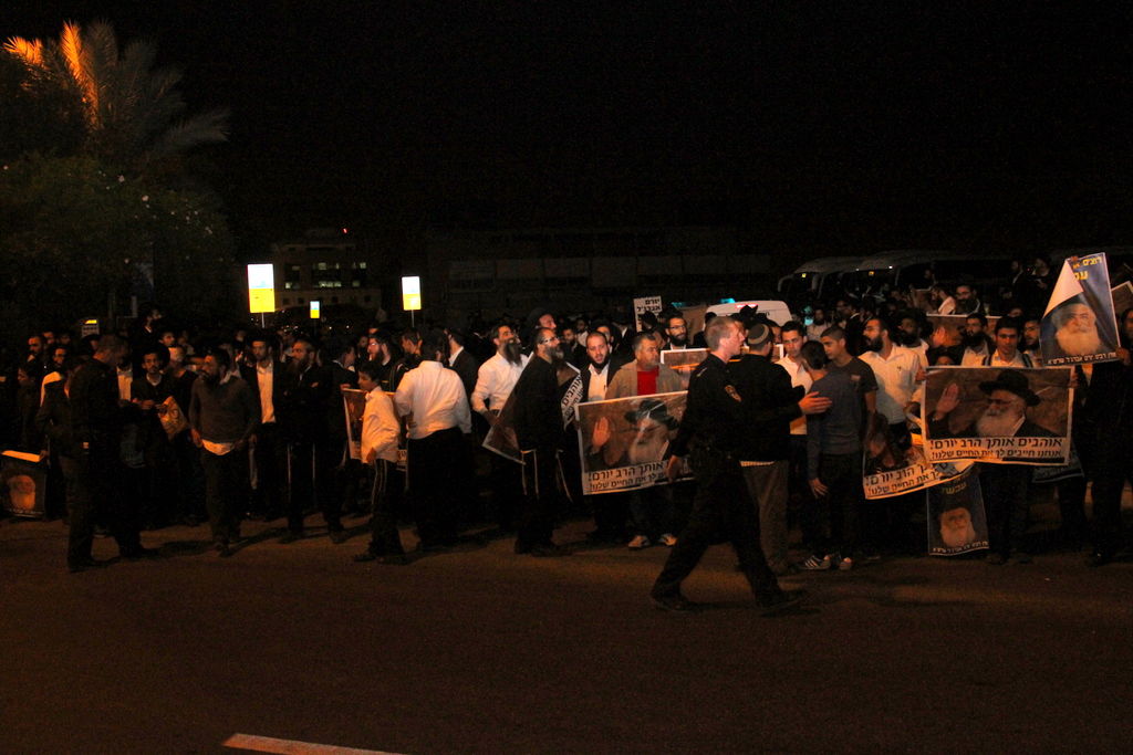 צפו: אוהדי הרב יורם אברג'ל מפגינים