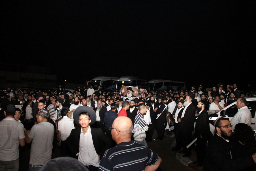 צפו: אוהדי הרב יורם אברג'ל מפגינים