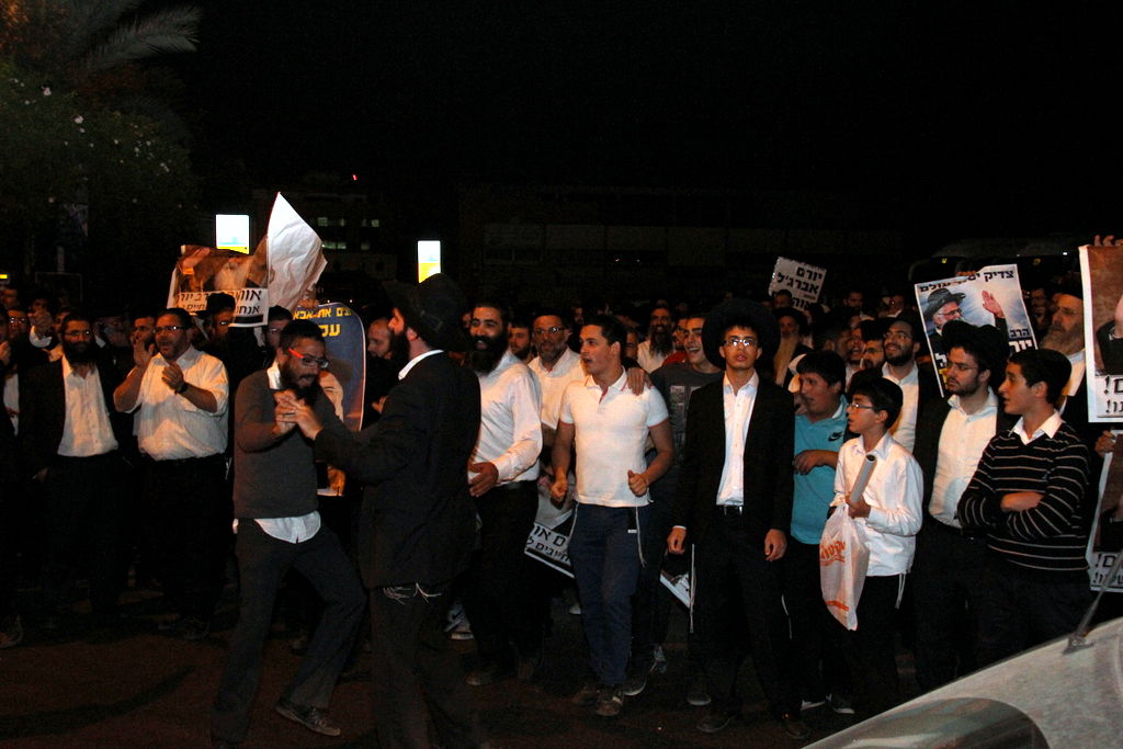 צפו: אוהדי הרב יורם אברג'ל מפגינים