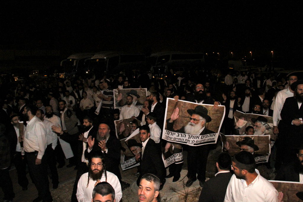 צפו: אוהדי הרב יורם אברג'ל מפגינים