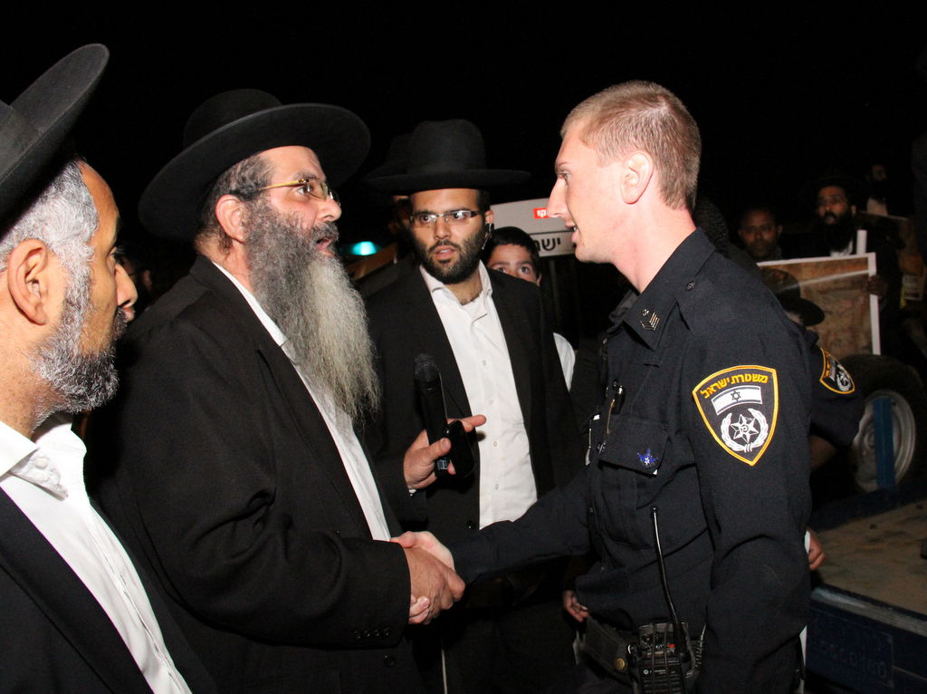 צפו: אוהדי הרב יורם אברג'ל מפגינים