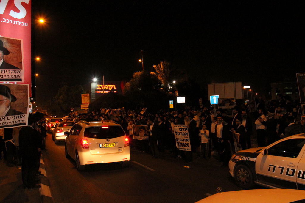 צפו: אוהדי הרב יורם אברג'ל מפגינים