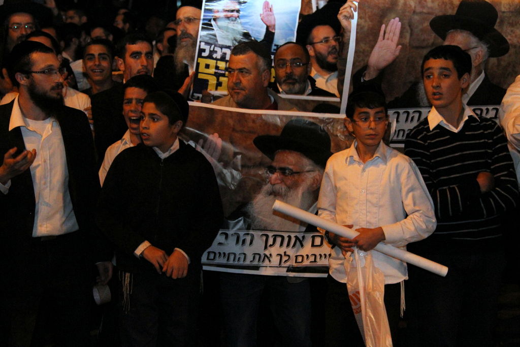 צפו: אוהדי הרב יורם אברג'ל מפגינים