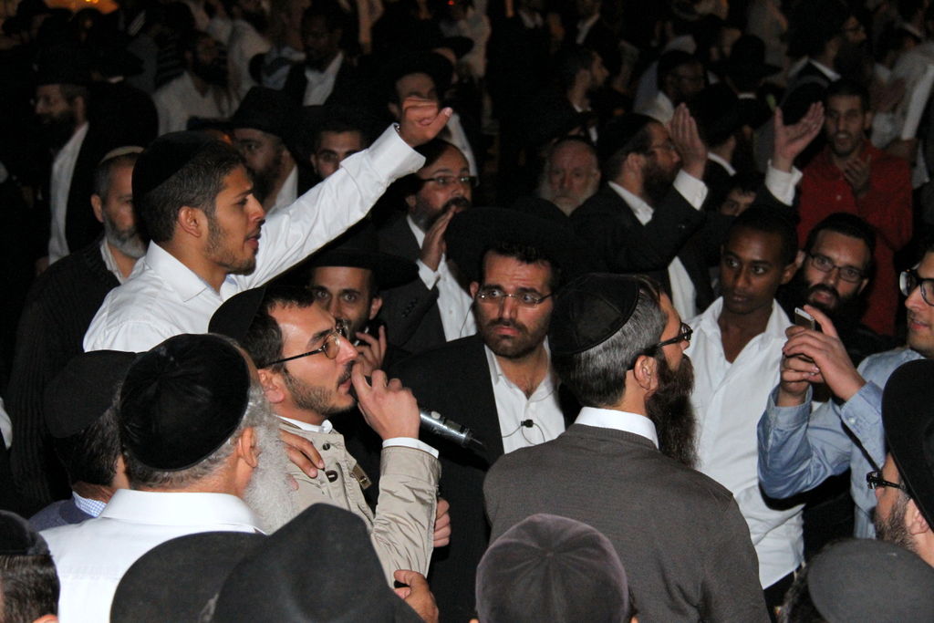 צפו: אוהדי הרב יורם אברג'ל מפגינים