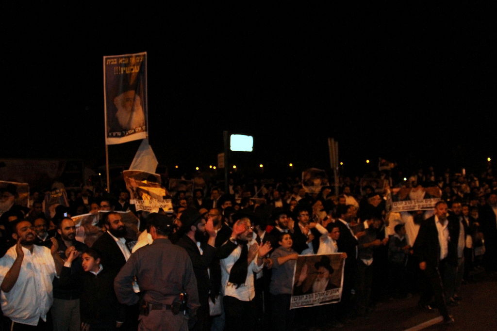 צפו: אוהדי הרב יורם אברג'ל מפגינים