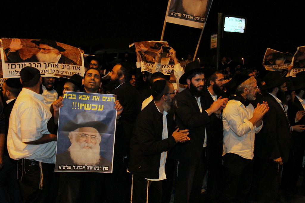 צפו: אוהדי הרב יורם אברג'ל מפגינים