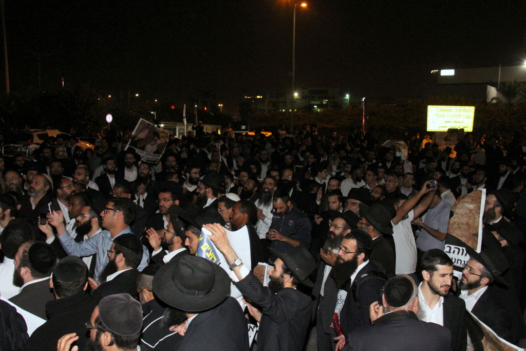 צפו: אוהדי הרב יורם אברג'ל מפגינים