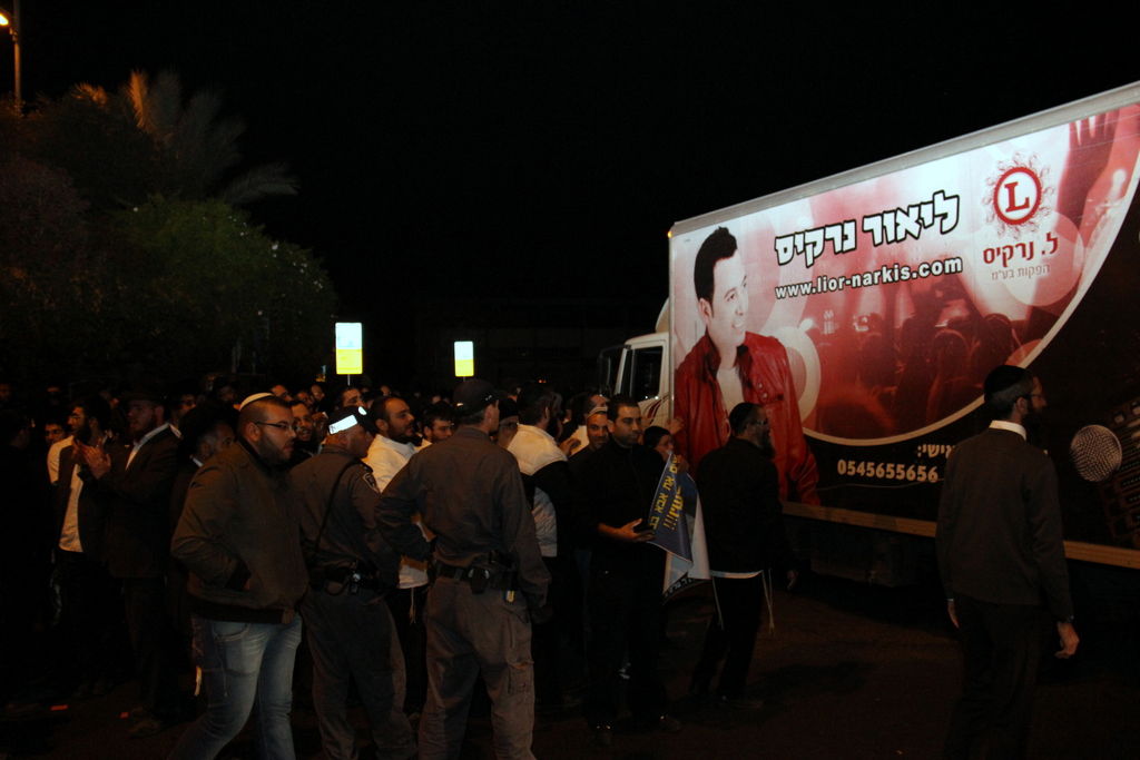 צפו: אוהדי הרב יורם אברג'ל מפגינים