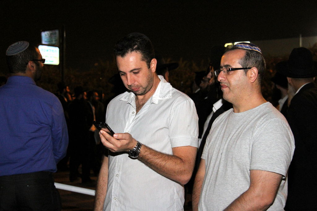 צפו: אוהדי הרב יורם אברג'ל מפגינים